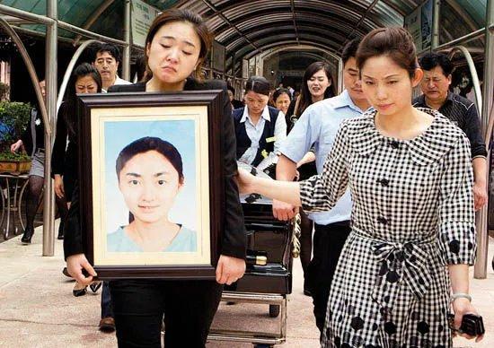 新澳2025正版免費資料和男生带妈妈遗照高考与带着妈妈遗像上清华